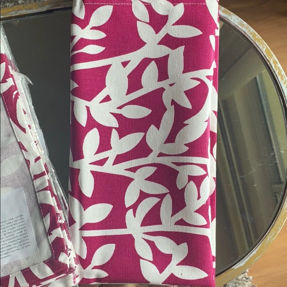 New Diane Von Furstenberg DVF pink‎ dinner napkins